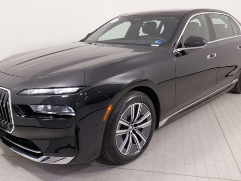 Used 2024 BMW i7 xDrive60 w/ Executive Package image 1