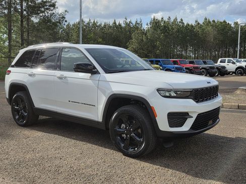 New 2025 Jeep Grand Cherokee Altitude image 2