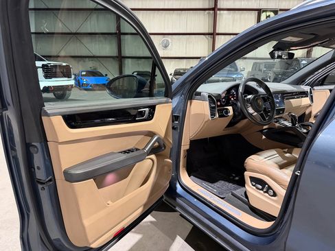Used 2019 Porsche Cayenne AWD/4WD image 12