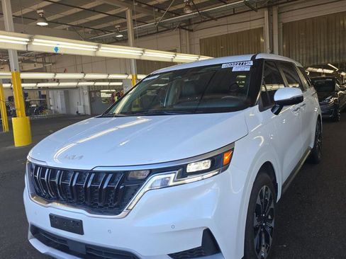 Used 2024 Kia Carnival EX image 1