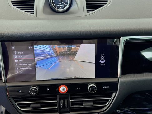 Certified 2025 Porsche Macan AWD/4WD image 18