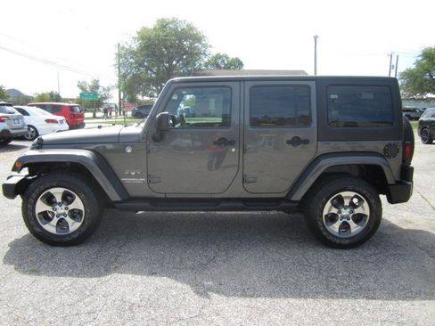 Used 2017 Jeep Wrangler Unlimited Sahara w/ Connectivity Group AWD/4WD image 5