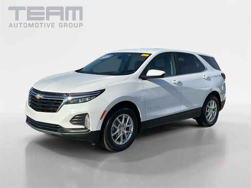 Used 2022 Chevrolet Equinox LT w/ Driver Convenience Package image 3