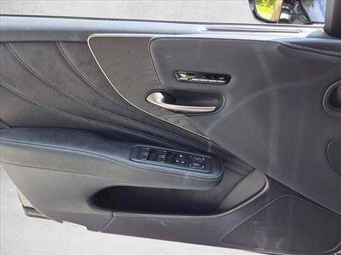 Used 2022 Lexus LS 500 w/ Accessory Package (Z2) RWD image 10