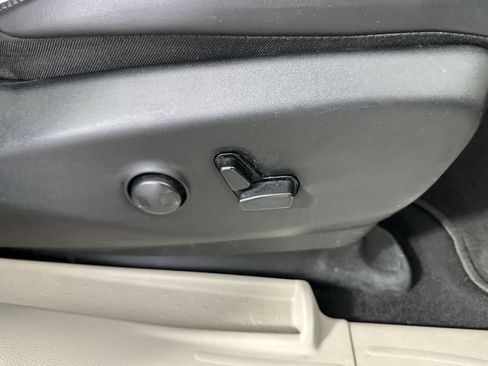 Used 2023 Chrysler Pacifica Limited FWD image 24