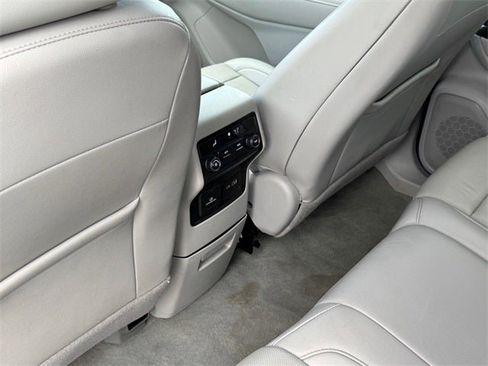 Used 2023 GMC Acadia SLT image 16