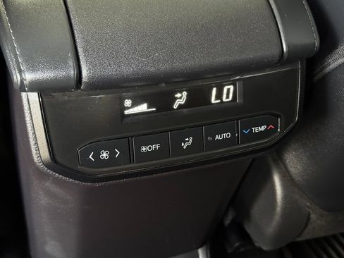 Used 2024 Toyota Highlander XLE FWD image 25