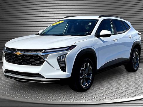 Used 2025 Chevrolet Trax LT w/ LT Convenience Package image 3