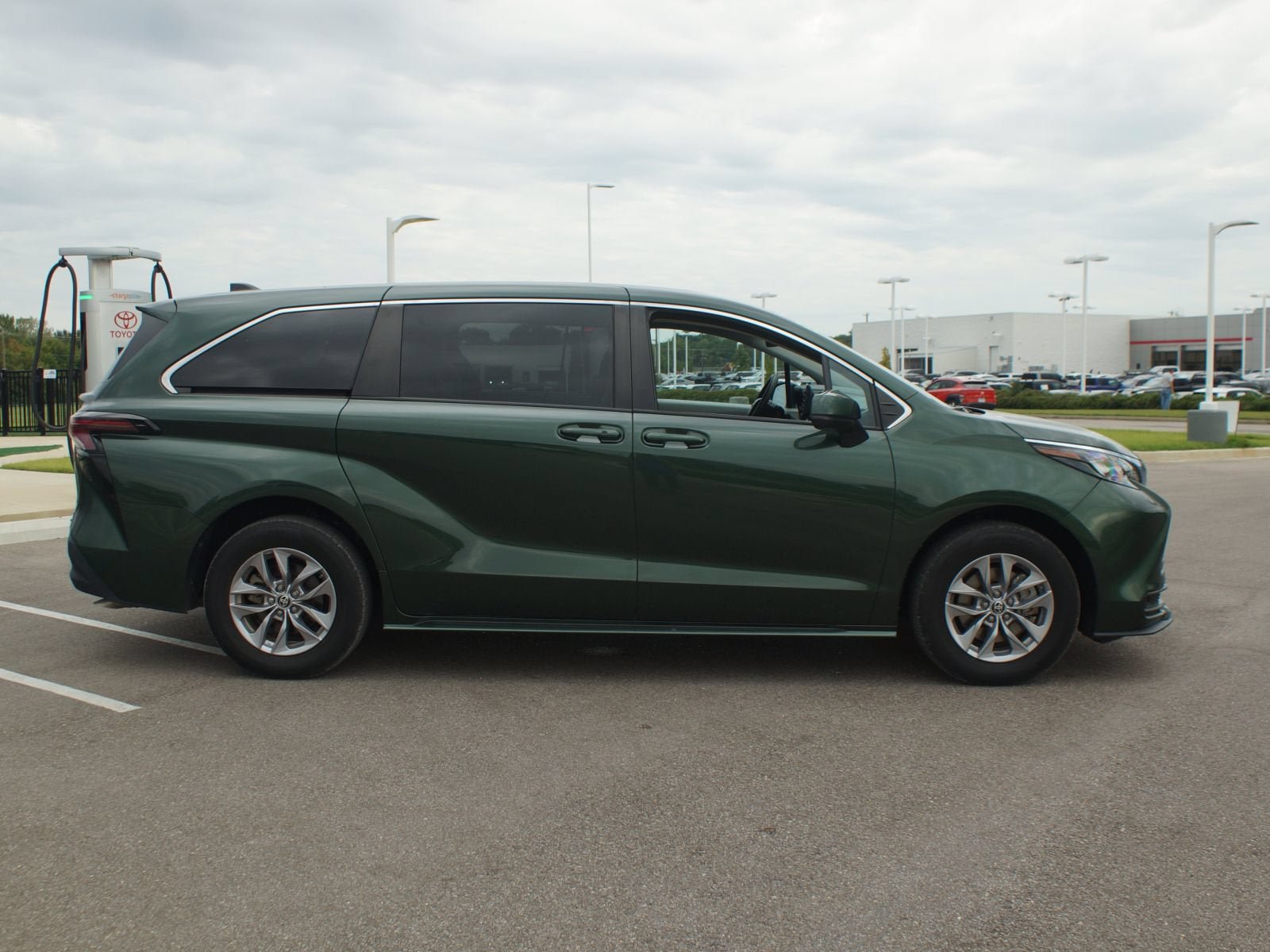 Used 2024 Toyota Sienna LE FWD image 20