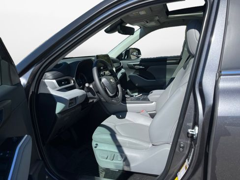 New 2025 Toyota Highlander XLE image 8