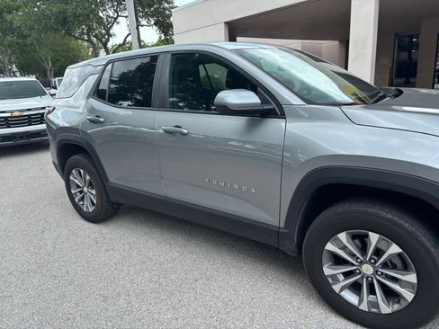 Used 2025 Chevrolet Equinox LT FWD image 2