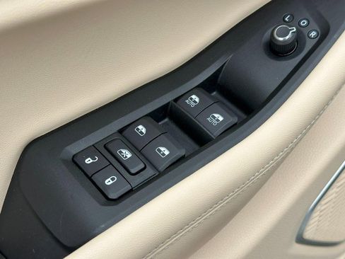 Used 2025 Jeep Grand Cherokee Limited w/ Luxury Tech Group II image 17