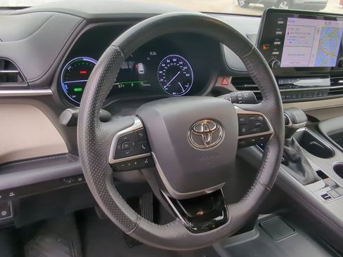 Used 2021 Toyota Sienna Limited image 17