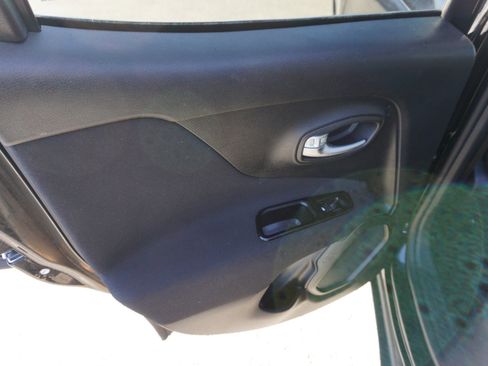 Used 2020 Jeep Renegade Latitude w/ Cold Weather Group image 10