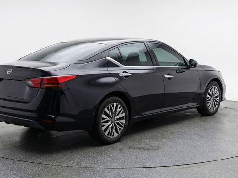 Used 2025 Nissan Altima 2.5 SV image 9