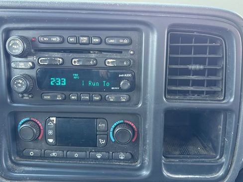 Used 2004 Chevrolet Silverado 2500 LS w/ Heavy-Duty Power Package AWD/4WD image 19