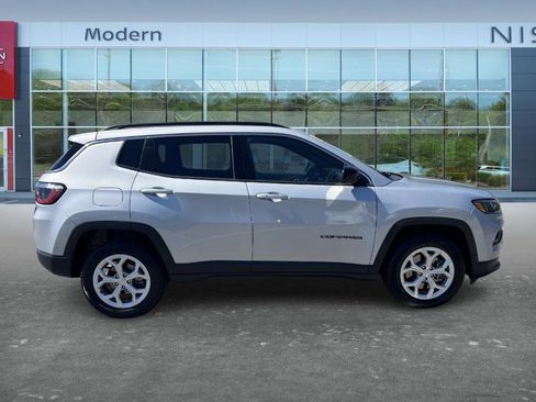 Used 2024 Jeep Compass Latitude AWD/4WD image 4