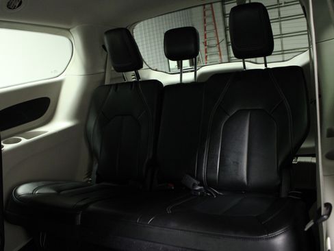 Used 2024 Chrysler Pacifica Touring-L image 14