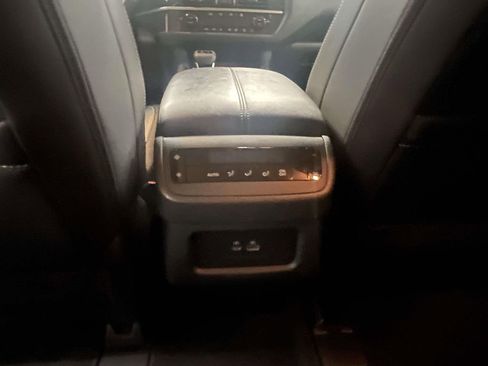 Used 2025 Nissan Pathfinder SL image 14