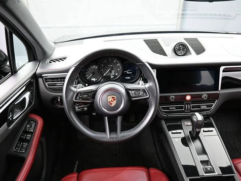 Certified 2024 Porsche Macan image 17