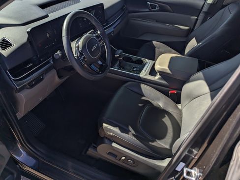 Certified 2025 Kia Carnival image 9