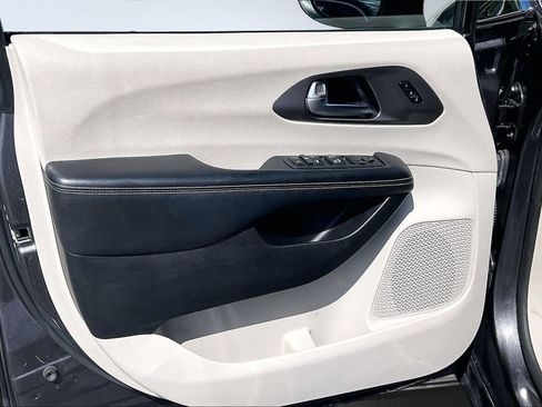 Used 2023 Chrysler Pacifica Touring-L FWD image 20