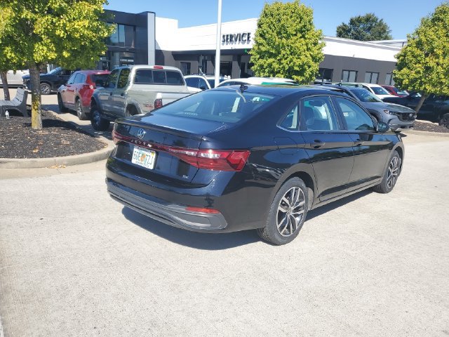 Certified 2025 Volkswagen Jetta SE FWD image 4