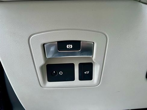 Used 2018 Land Rover Range Rover Velar R-Dynamic HSE image 35