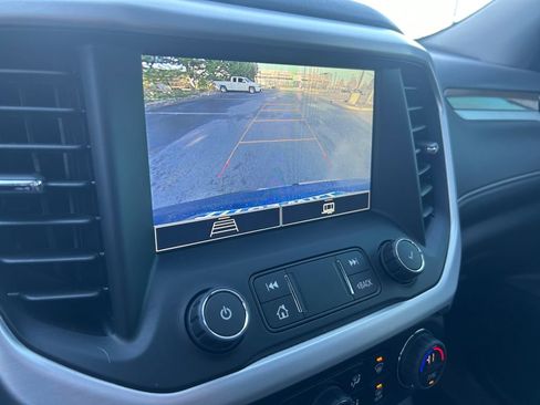 Used 2023 GMC Acadia SLE image 19