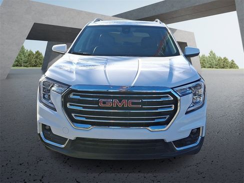 Used 2024 GMC Terrain SLT image 2
