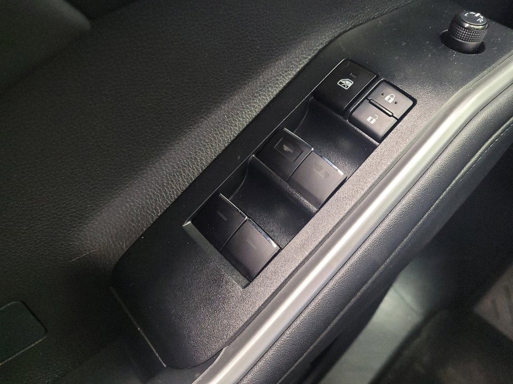 Used 2021 Toyota Highlander XLE AWD/4WD image 27