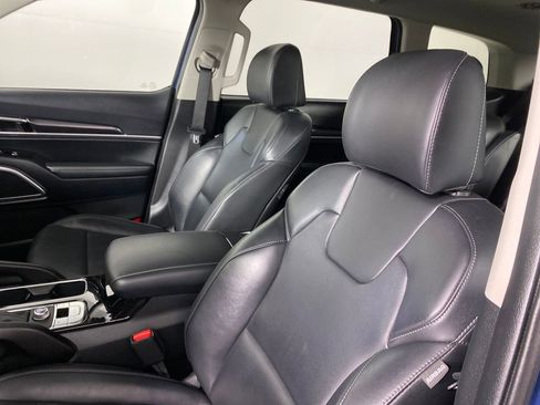 Used 2025 Kia Telluride S image 9