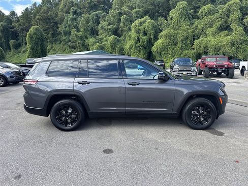 Used 2024 Jeep Grand Cherokee L Laredo image 6