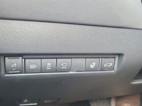 Used 2024 Toyota Venza AWD/4WD image 28