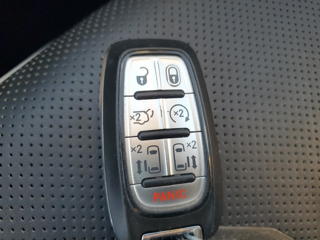 Used 2023 Chrysler Pacifica Limited w/ Trailer Tow Group FWD image 29