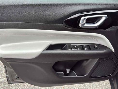 Used 2022 Jeep Compass Limited image 18