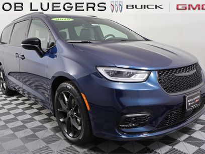 Used 2025 Chrysler Pacifica Limited