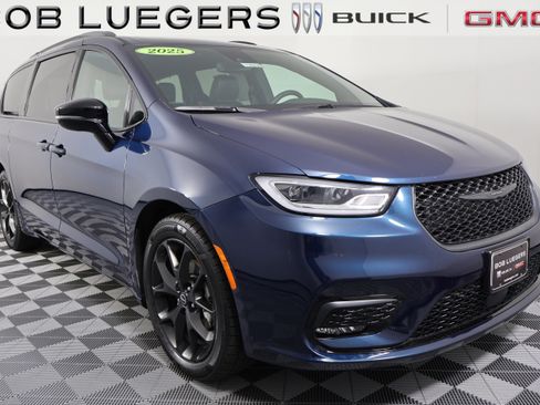 Used 2025 Chrysler Pacifica Limited image 1