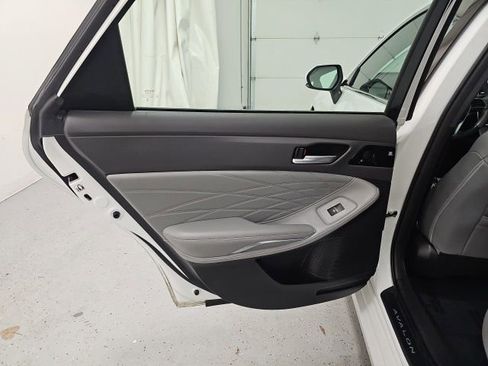 Used 2019 Toyota Avalon Limited image 29