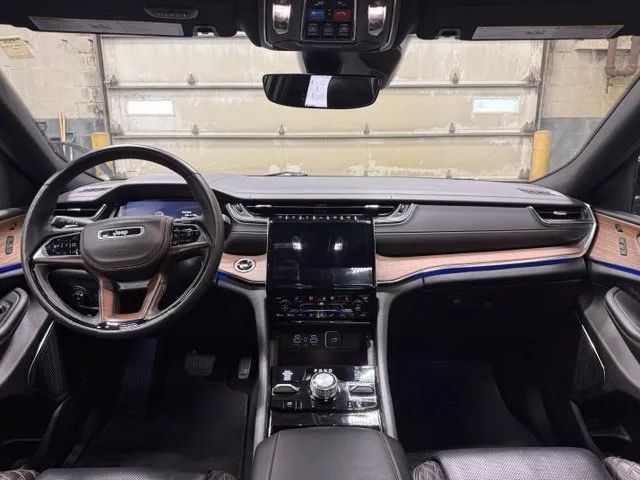 Used 2025 Jeep Grand Cherokee Summit w/ Obsidian Package AWD/4WD image 3
