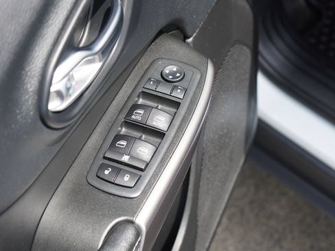 Used 2019 Jeep Cherokee Latitude Plus w/ Cold Weather Group AWD/4WD image 11