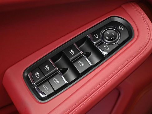 Used 2026 Porsche Macan AWD/4WD image 19
