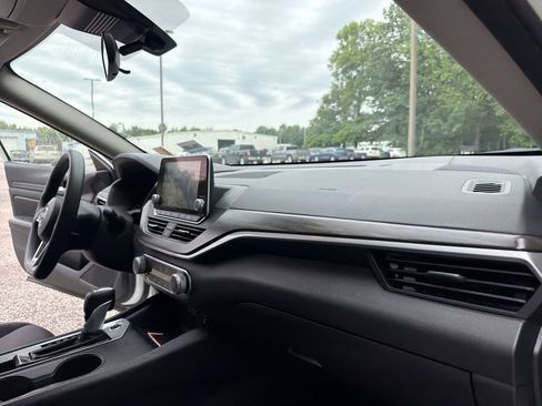 Used 2025 Nissan Altima 2.5 SV FWD image 27