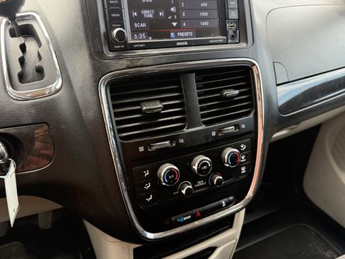 Used 2018 Dodge Grand Caravan SE w/ UConnect Hands-Free Group FWD image 16