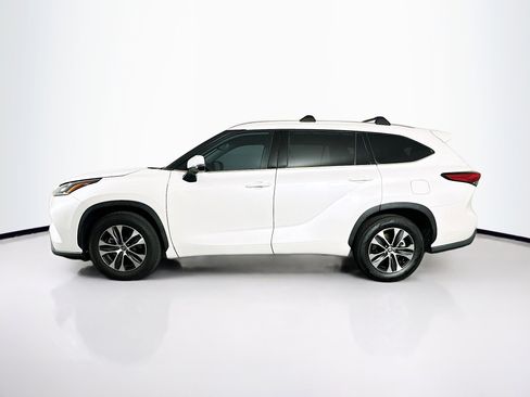 Used 2021 Toyota Highlander XLE FWD image 4