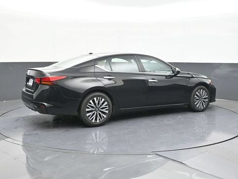 Used 2025 Nissan Altima 2.5 SV FWD image 15
