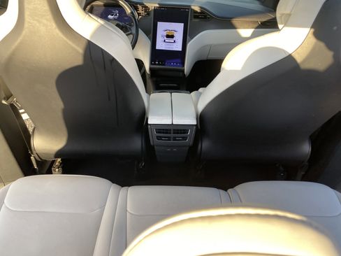 Used 2018 Tesla Model X 75D image 22