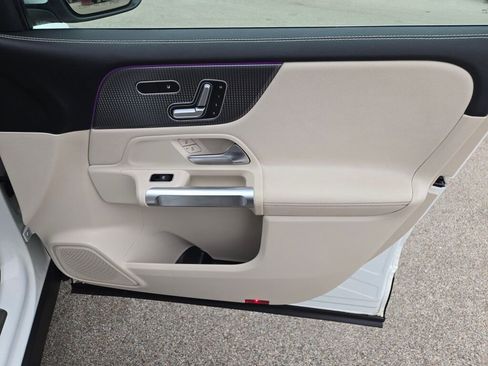 Used 2021 Mercedes-Benz GLB 250 4MATIC image 6