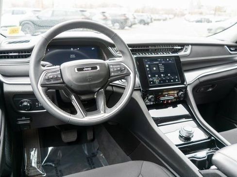 Used 2023 Jeep Grand Cherokee Laredo AWD/4WD image 13