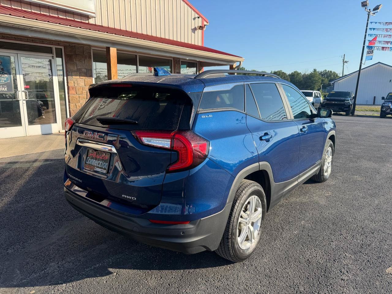 Used 2022 GMC Terrain SLE w/ Driver Convenience Package AWD/4WD image 4